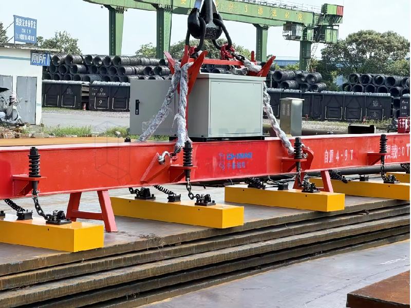千豪磁電再創(chuàng)佳績:高溫下加速安裝湖南最大鋼材市場電永磁吊具,助力高效裝卸新時代 千豪磁電再創(chuàng)佳績:高溫下加速安裝湖南最大鋼材市場電永磁吊具,助力高效裝卸新時代